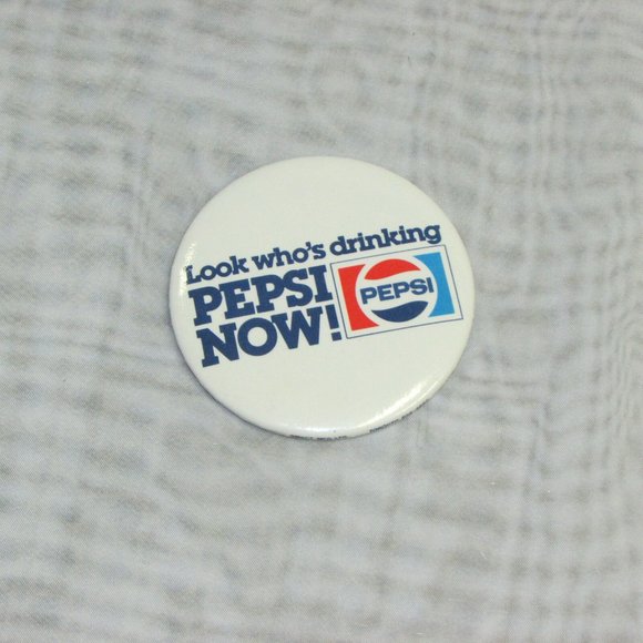 Pepsi Vintage Pinback Button Soda Advertising Swag LOOK WHO'S DRINKING PEPSI NOW - Picture 4 of 4